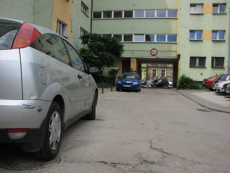 Wrocław: Rajd po Benedyktyńskiej. Pijany kierowca uszkodził kilka samochodów (ZDJĘCIA)
