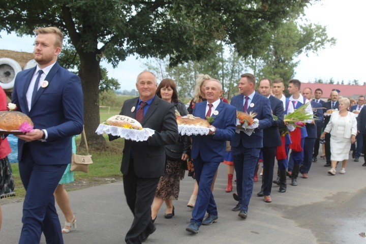 Rozpoczęło się od przemarszu korowodu dożynkowego na boisko...