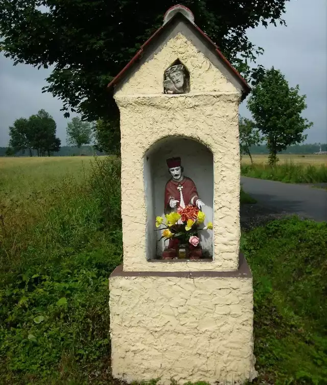 Lasowicka kapliczka z figurą św. Jana Nepomucena.