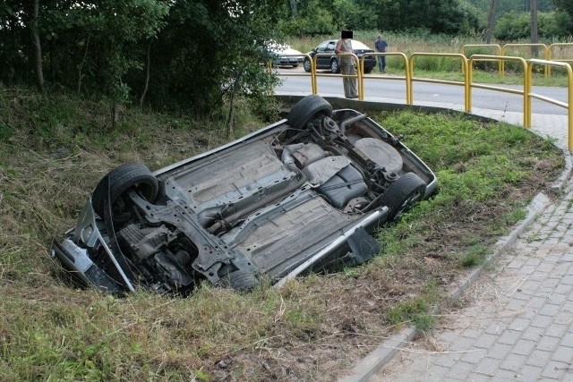 Wypadek w Reblinie. Kierowca wpadł do rowu i dachował.