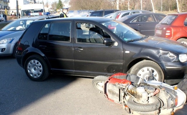 Wypadek motorowerzysty na ul. Wyszyńskiego w Łomży. 14-latek nie żyje