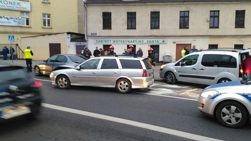 Wypadek na placu Poznańskim. Zderzenie dwóch aut