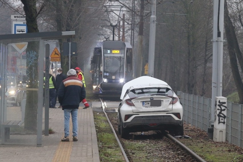 Wypadek na Kosmonautów, samochód na torowisku