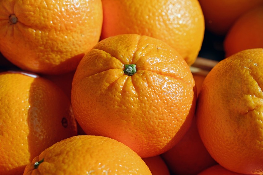 Pomarańcze zawierają wiele witamin: C, z grupy B (B1, B6,...