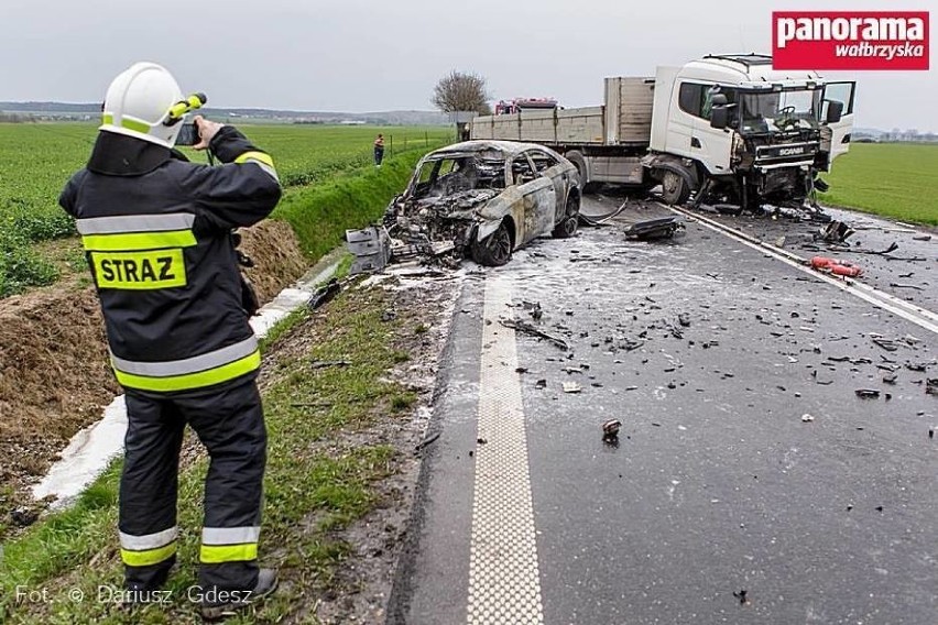 Samochód spłonął pod Osiekiem. Kierowca uciekł w ostatniej chwili