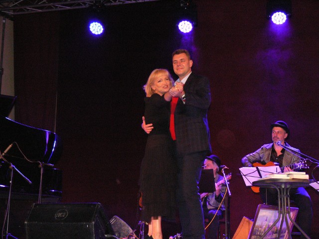 Katarzyna Żak na scenie z burmistrzem Macinem Marcem podczas charytatywnego koncertu w Domu Katolickim.