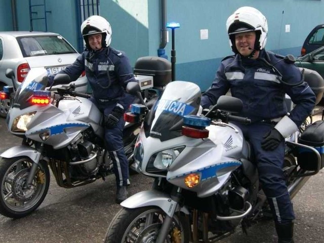 Starszy sierżant Paweł Kruszyna i starszy sierżant Artur Wieczorek - policjanci i pasjonaci motocykli.