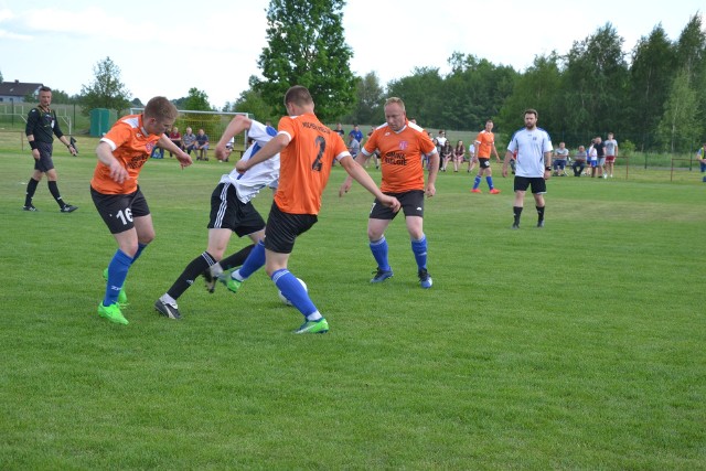 Wicher Wielgie zmierzył się u siebie z Wiślaninem Bobrowniki. Do przerwy gospodarze prowadzili 2:0. Po raz kolejny świetną skutecznością wykazał się ich bramkarz  – Radosław Czubakowski. Uratował kilka trudnych strzałów po szybkich akcjach przeciwnika. W drugiej połowie gra była bardzo ostra i zrobiło się nerwowo. Goście doprowadzili do remisu po dwóch rzutach karnych. Było to widowiskowe spotkanie i kibice nie mogą narzekać na grę swoich drużyn.