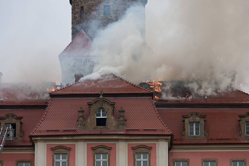 Pożar zamku Książ, płonie dach, 10.12.2014