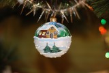 Stwórz magię świąt w swoim domu. Te ręcznie malowane bombki zamienią twoją choinkę w piękne świąteczne drzewko. Zobacz wspaniałe ozdoby