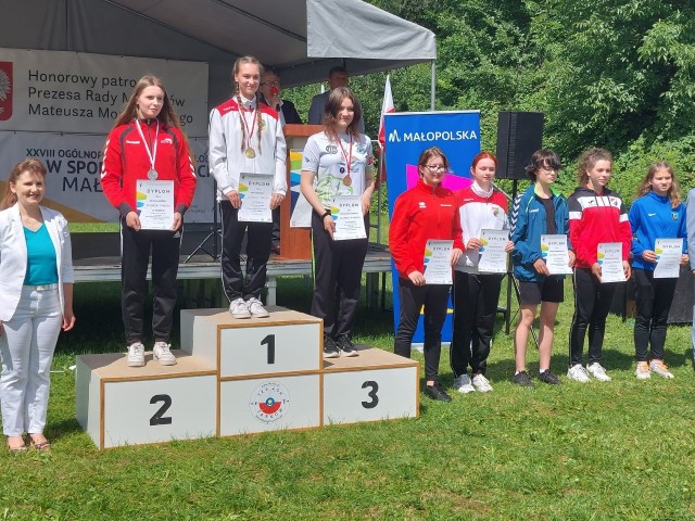 Najlepsze zawodniczki w karabinie sportowym strzelanie z trzech postaw XXVIII OOM w Tarnowie. Na podium: Karolina Gogol (nr 2), Maja Gawenda (nr 1), Aleksandra Filipowicz (nr 3)