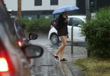 Burza, wichura, grad i deszcz we Wrocławiu. Meteorolodzy ostrzegają przed totalnym załamaniem pogody [GDZIE JEST BURZA]