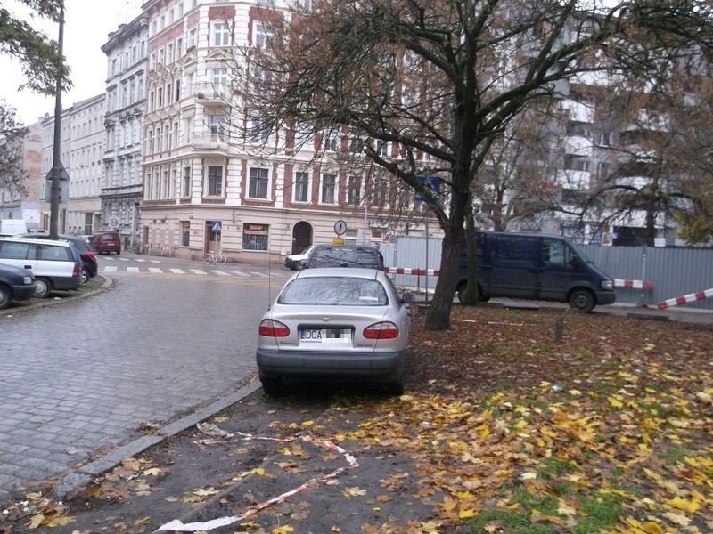 Wrocław: Parkujące auta blokują dojście do szkoły. Rodzice i dzieci nie mają jak przejść