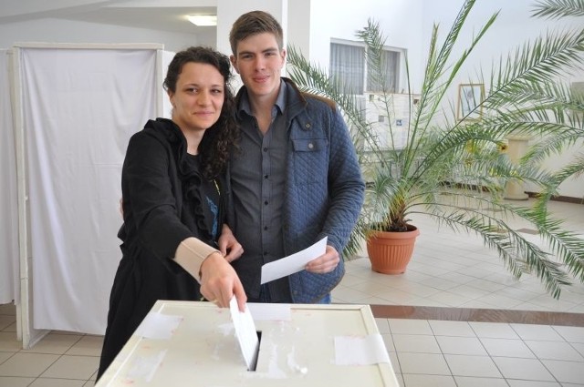 W lokalu w Zespole Szkół imienia Jana Pawła II w Szydłowcu przed południem głosowali Monika i Alfred Niewiem.