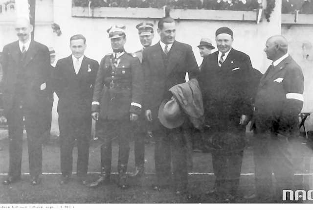 Od lewej Leon Barciszewski, Janusz Kusociński i gen. Wiktor Thommee na stadionie w Bydgoszczy.