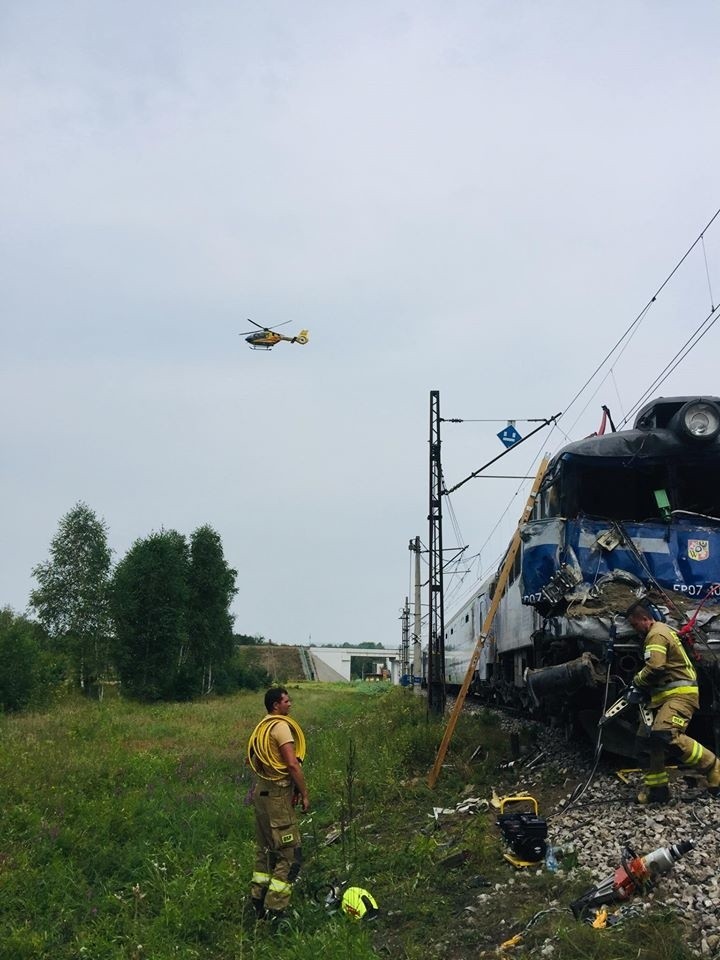 W miejscowości Przędzel pod Niskiem ciężarówka zderzyła się z pociągiem. Kierowca nie żyje, maszynista jest ranny