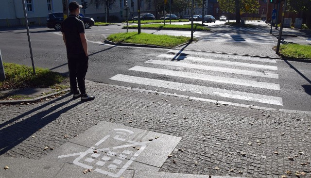 Ulica Czarnieckiego w Stargardzie, tu również spotkać można nowe oznakowanie przy przejściach dla pieszych.