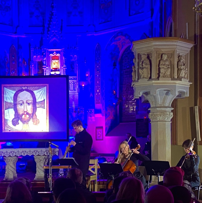 Koncert pasyjny „Golgota Trzeciego Tysiąclecia” w Sanktuarium Maryjnym w Sulisławicach. Wspaniałe widowisko. Zobaczcie zdjęcia 