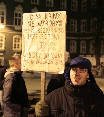 Protest pod Urzędem Miasta w Szczecinie"Precz z komuną&#8221;, "Rząd na bruk, bruk na rząd&#8221;, "Raz sierpem, raz młotem czerwoną hołotę&#8221; - takie hasła można było usłyszeć w sobotę wieczorem pod urzędem miasta. Kilkadziesiąt osób protestowało tu przeciw nieudolności PKW i żądało powtórzenia wyborów.