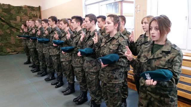 W klasie o profilu wojskowym uczy się obecnie 21 osób. Młodzież przychodzi do szkoły w mundurach, uczy się musztry i dba o dyscyplinę.