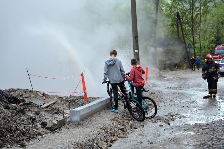 Zakopane. Rozszczelnił się rurociąg geotermalnej wody [ZDJĘCIA]