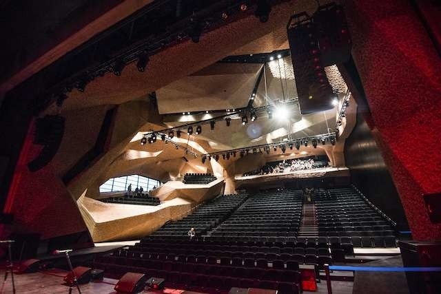 Zwiedzanie sali Koncertowej CKK JordankiPierwszy dzień otwarty sali koncertowej na jordankach, zwiedzanie sali przez społeczeństwo