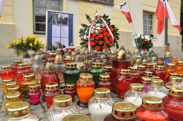 Przed ratuszem płoną znicze. Jutro w tym miejscu odbędą się nabożeństwa żałobne w intencji ofiar katastrofy pod Smoleńskiem