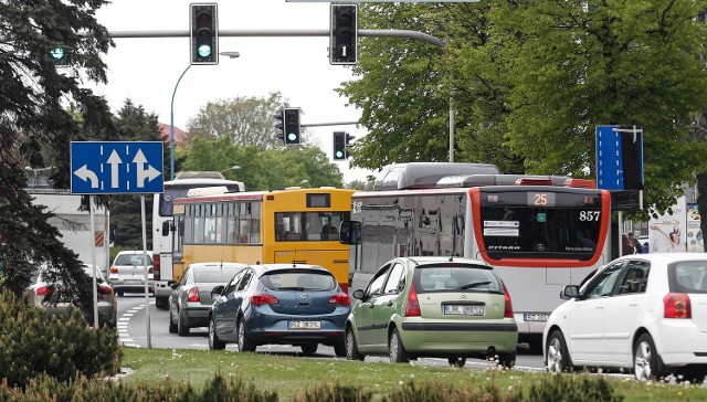 Wyznaczenie buspasów poprzedziła przebudowa kilkudziesięciu skrzyżowań w mieście. W rejonie centrum handlowego Ameryka na al. Piłsudskiego powstała śluza dla autobusów.