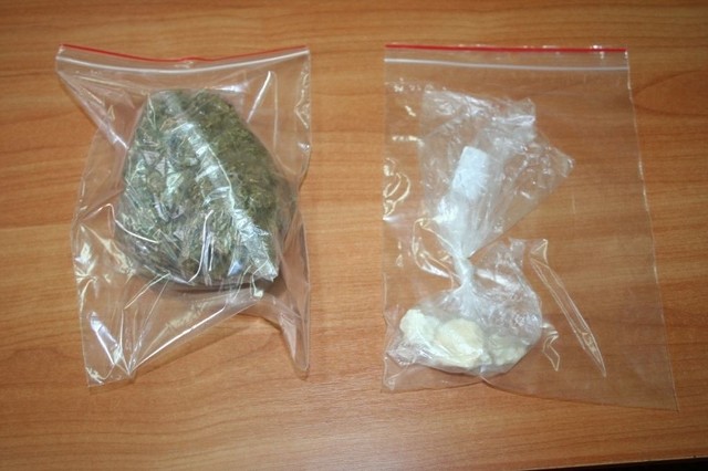 Po przeszukaniu auta oraz całkowicie zaskoczonego 31-letniego mężczyzny policja znalazła ponad 100 gramów marihuany i 20 gramów amfetaminy.