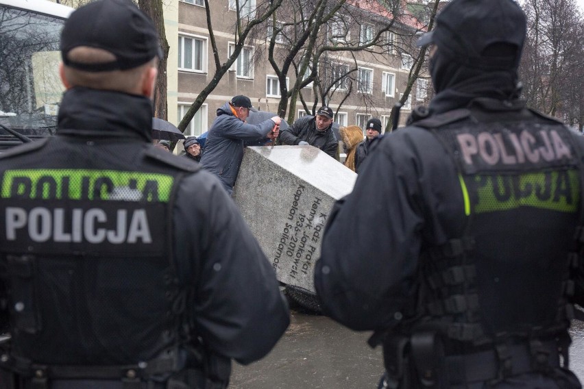 Gdańsk: Pomnik ks. prałata Henryka Jankowskiego po naprawie wróci na dotychczasowe miejsce? Cokół już stoi, figura jest w naprawie [zdjęcia]