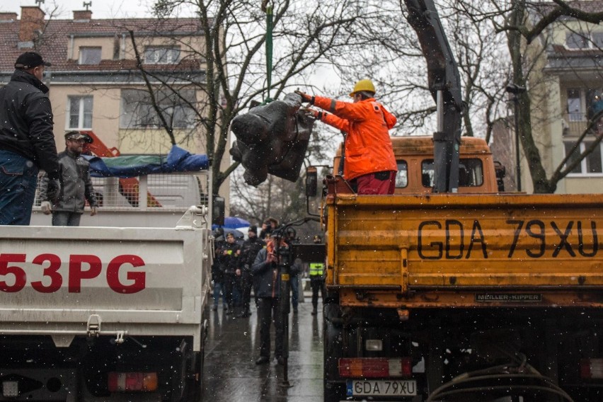 Gdańsk: Pomnik ks. prałata Henryka Jankowskiego po naprawie wróci na dotychczasowe miejsce? Cokół już stoi, figura jest w naprawie [zdjęcia]