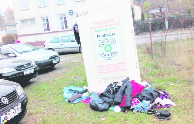 Nasz czytelnik systematycznie wrzucał do tego kontenera niepotrzebne ubrania. Zdenerwował się, gdy okazało się, że pojemnika nikt nie opróżnia, a ciuchy fruwają po parkingu