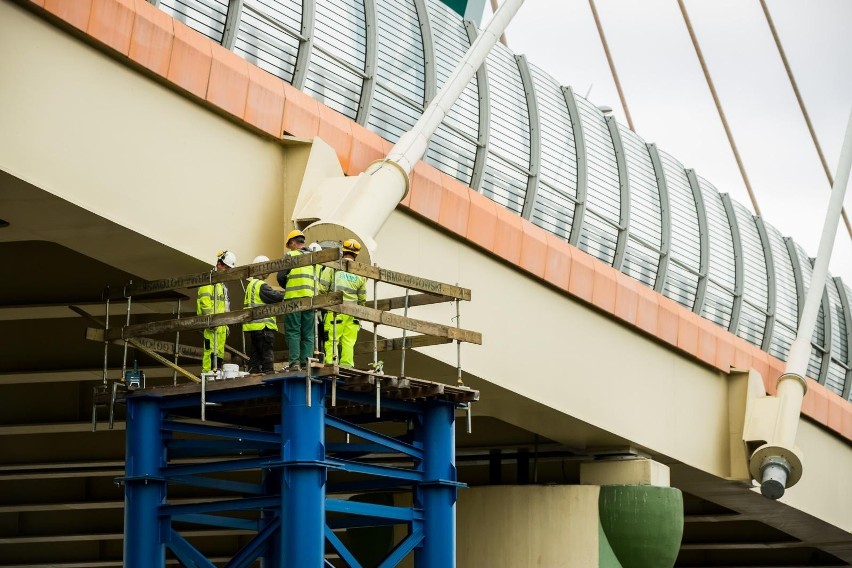 Wykonawcy prac naprawczych mostu na Trasie Uniwersyteckiej w...
