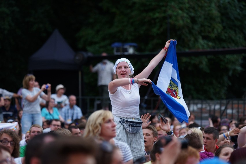 Papież w oknie: Proszę, dziękuję, przepraszam - kluczem do życia małżeńskiego