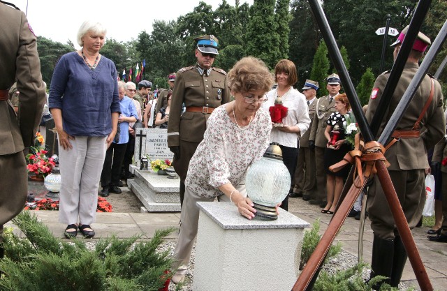 Uroczystym odsłonięciem tablicy upamiętniającej kawalerzystę płk. Zbigniewa Makowieckiego w alei honorowej grudziądzkiego cmentarza zainaugurowano w piątek XXX Zjazd Kawaleryjski w Grudziądzu.