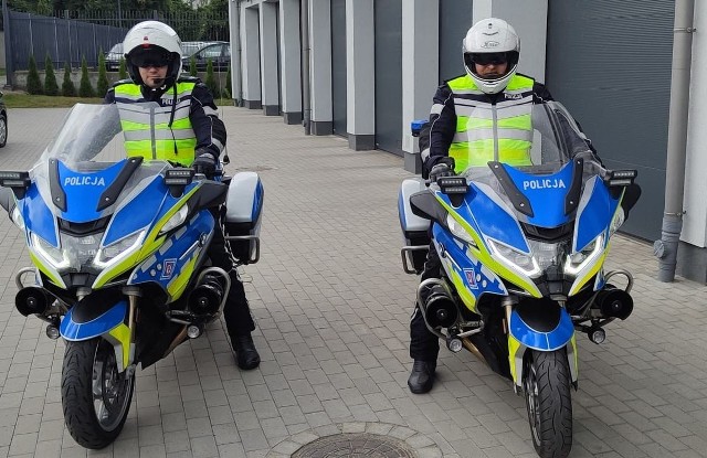 Policjanci z wydziału ruchu drogowego z Inowrocławia pilotowali do szpitala samochód, którym jechała chora kobieta