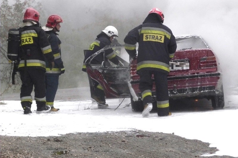 Pożar BMW przy pętli autobusowej w Cedzynie