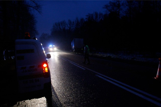 Minionej nocy, niedaleko Nakła, ford uderzył w ogrodzenie posesji.  Wysłany na miejsce zdarzenia patrol nie zastał kierowcy w aucie.