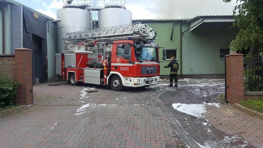 Pożar w Bukowcu: Strażacy walczą z ogniem w mleczarni