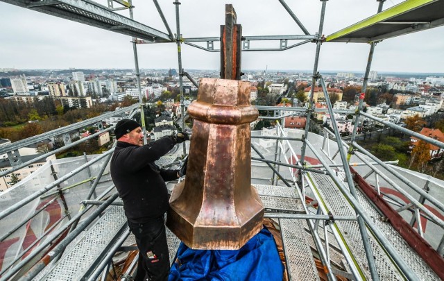 Trwa pierwszy etap prac konserwatorskich na kopule Bazyliki Mniejszej św. Wincentego a Paulo w Bydgoszczy. Remontowane są latarnia i kula, która znajduje się na jej szczycie. Do renowacji oddano też sześciometrowy krzyż wieńczący całość.Na zdjęciu odnawiany fundament krzyża.