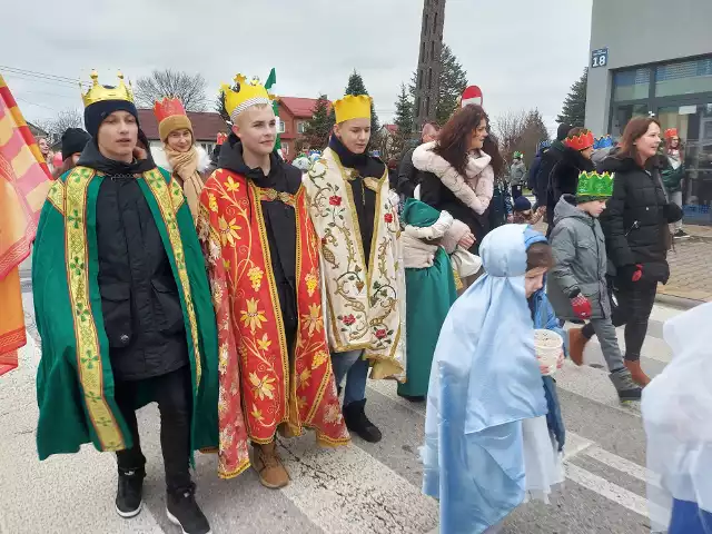 W tegorocznym Orszaku Trzech Króli wzięło udział kilkuset mieszkańców Kazanowa i okolicznych miejscowości. Był też konkurs dla dzieci.