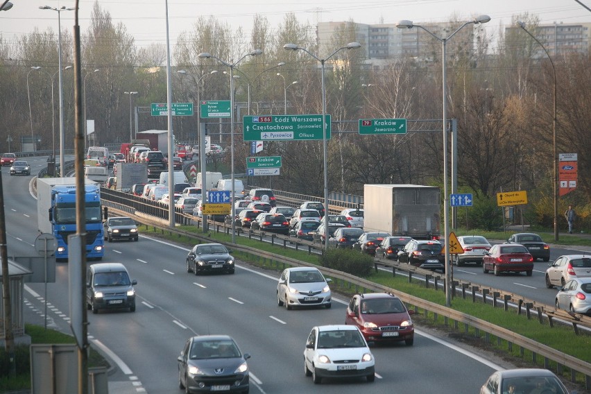 Katowice: Tir blokował jezdnię na al. Roździeńskiego