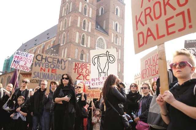 Protesty przeciwko zaostrzeniu prawa aborcyjnego mają wielu zwolenników