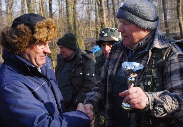 Ryszard Łydka odbiera puchar z rąk fundatora Eugeniusza Sosnowskiego