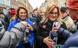 WOŚP 2020. Magdalena Adamowicz, Piotr Adamowicz, Aleksandra Dulkiewicz i Mieczysław Struk kwestują w Gdańsku i wspominają Pawła Adamowicza