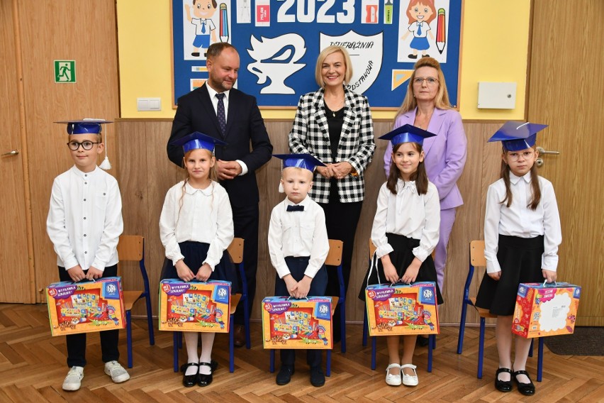 Ślubowanie klas pierwszych w szkole podstawowej w Dzierążni....