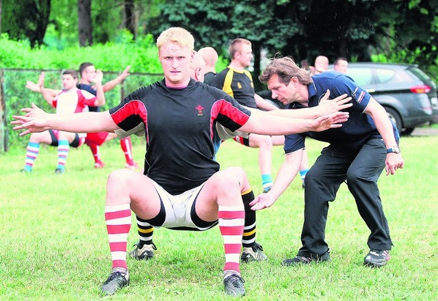 Trener Mirosław Żórawski dba o każdy szczegół przygotowań do finałowego starcia. Na pierwszym planie zawodnik trzeciej linii młyna Michał Mirosz.