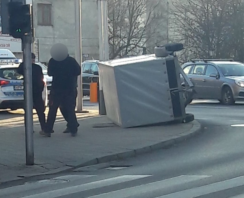 Nietypowa kolizja w Przemyślu. Przyczepka przewróciła się na chodnik [ZDJĘCIA]