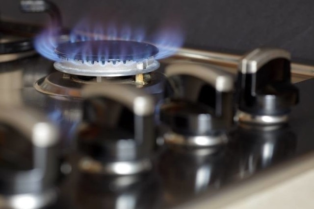 Taryfy na gaz dla gospodarstw domowych zostaną zamrożone na poziomie z tego roku. Najubożsi z najniższymi dochodami będą mogli liczyć na dodatek gazowy. Od przyszłego roku ma powrócić VAT na gaz.