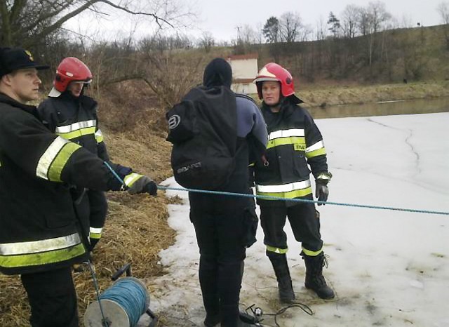 Strażacy podczas dzisiejszej akcji ratowniczej na zbiorniku pomiędzy os.  Rządz a PGR-ami